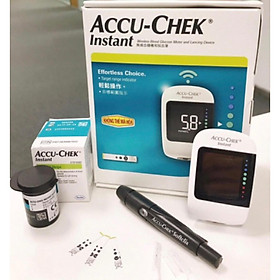 Trọn bộ sản phẩm máy đo đường huyết Accu Chek Instant gồm máy, bút thử