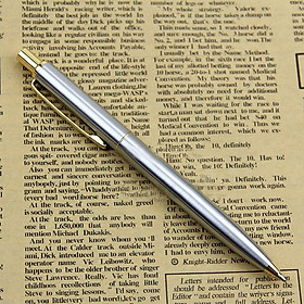  Bút Bi Ngòi Bấm Nét 0.7mm Mực Xanh Vỏ Kim Loại BP037