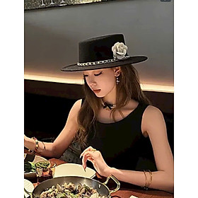 Nón mũ nỉ fedora: Thiết kế vành bằng phối hạt đai xích gắn hoa, tạo nên vẻ ngoài trắng nhã. Chất liệu nỉ mềm mại, mang lại cảm giác thoải mái khi sử dụng. Kiểu dáng nón fedora hợp thời trang, phù hợp với nhiều phong cách thời trang Dona25090905
