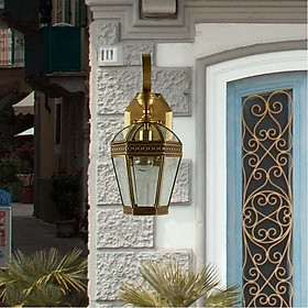 Đèn ngoài trời gắn tường, đèn ngoại thất, đèn trang trí ngoại thất, đèn chùa đồng chao kính mài tạo điểm nhấn cho ngôi nhà nagy từ bên ngoài B0646