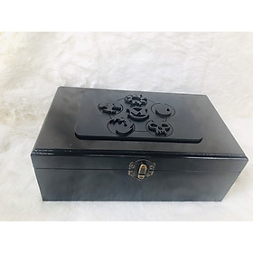 Hộp quà bằng gỗ màu đen hơi nâu, hộp để bài tarot huyền bí với các biểu tượng độc đáo được khắc nỗi trên bề mặt hộp vô cùng lạ mắt