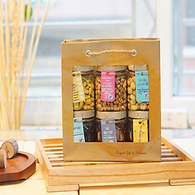 TÚI QUÀ 6 HỦ NHỎ GỒM 3 HẠT ( ĐIỀU PHỦ NGHỆ, ĐẬU NÀNH TẨM CỎ NGỌT VỊ CAY BẮC , SEN SẤY LÁ TÍA TÔ) + 3 MỨT ( MƠ SẤY, TẮC SẤY DẺO, MẬN DẺO) NAM XANH