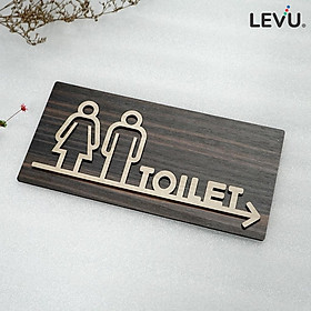 Bảng gỗ toilet có mũi tên chỉ hướng đến nhà vệ sinh LEVU TL30