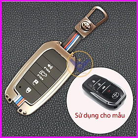 Ốp chìa khóa Titan xe Toyota Fortuner, Innova, Camry, Hilux 4 nút bấm - kèm móc khóa