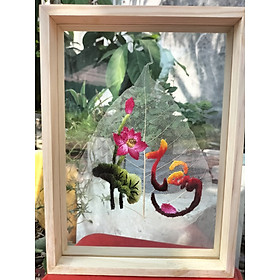 Tranh thêu tay trên lá bồ đề Sinh Dược, tranh thêu chữ TÂM thư pháp kèm khung gỗ - Tranh lưu niệm, quà tặng để bàn, Xương lá bồ đề thêu hoa /Handmade Embroidered art on Bodhi leaf