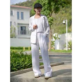 Set bộ linen gồm 1 áo blazer và 1 quần dài ống rộng màu trắng, không kén người mặc