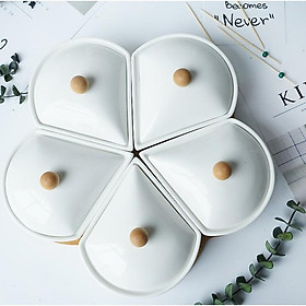 Mua Khay sứ trắng 5 cánh mai đựng mứt hoa quả hạt bánh kẹo Tết - Khay sứ đế gỗ