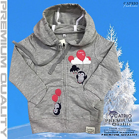 ÁO KHOÁC TRẺ EM CATRIO THÊU CHIM CÁNH CỤT là áo khoác thun nhẹ cho bé trai bé gái từ 1 tuổi đến 8 tuổi (11kg.. 29kg), vải 100% cotton dệt  kiểu da cá, có mũ, có khoá kéo phù hợp bé mặc khoác ngoài khi lạnh