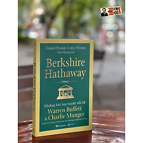 BERKSHIRE HATHAWAY – Những bài học tuyệt vời từ Warren Buffett & Charlie Munger tại Đại hội cổ đông thường niên của Tập đoàn trong suốt 30 năm - Daniel Pecaut, Corey Wrenn – Bestbooks – bìa mềm