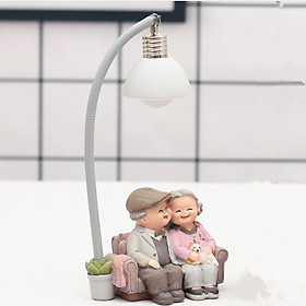 Mua Tượng Trang Trí Ông Bà Ngồi Dưới Đèn_Tặng Kèm Móc Khóa Mèo Con Ngồi Hộp