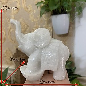 [Linh vật phong thủy] Tượng voi đá phong thủy trang trí nhà cửa dáng voi đạp thỏi vàng tài lộc - Cao 11cm - Màu trắng đá non nước
