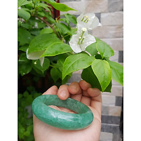 Vòng Tay Vip Bản Hẹ Đá Thạch Anh Dâu Xanh tự nhiên 54  Size 54mm x cao 15mm x Dầy 9mm  Màu Xanh Thạch Anh thiên nhiên đẹp sang hiếm Nữ cân nặng 53kg - 64kg đeo đẹp ạ