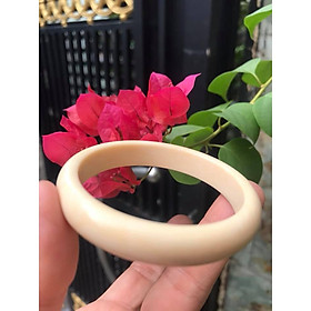 VÒNG TAY NỮ ĐEO MÀU TRẮNG GIẢ NGÀ HAY GỌI LÀ XƯƠNG MỸ NGHỆ SIZE 52MM x Bản Cao 12mm x Dầy 6,5mm NỮ NẶNG 50KG TRỞ XUỐNG ĐEO Ạ 