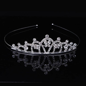 vương niệm đội đầu cho bé dự tiệc