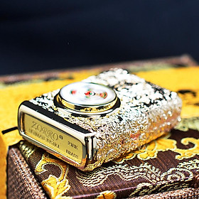 Vỏ Hột Quẹt Bật Lửa Zorro Bọc Hoa Văn Nổi Gắn Vòng Xoay Đầu Lân Tài Lộc Z-KJ1020