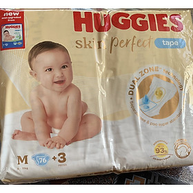 Mẫu Mới Tặng thêm 3 miếng - Tã dán Huggies M76 Skin Perfect Cho Bé Từ 6-11kg - HSD luôn mới