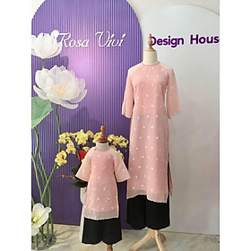 Áo dài Rosa Vivi tơ nhăn hồng phấn thêu hoa