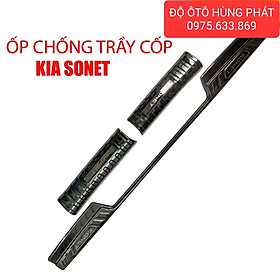 Ốp chống trầy cốp trong, ngoài xe Kia Sonet 2021-2022, Chất liệu Carbon cao cấp