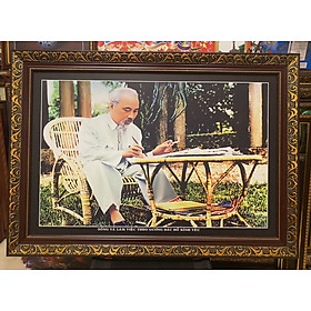 Tranh in dầu, Bác Hồ ngồi làm việc trong vườn hoa - IN162 ( 60x85cm)