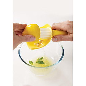 Mua  FREESHIP MAX -Voucher lên đến 120K- Freeship Max  (Voucher 50k) Dụng cụ vắt cam Joseph Joseph (trắng/vàng) - JJ 200287  được thiết kế to bản nên phù hợp với cả chanh  cam  các loại quả lớn