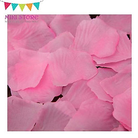 Cánh hoa hồng trải giường cưới, xếp hình yêu thương