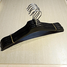 Mua 50 móc treo quần áo nhựa nữ vai dẹt  mắc kẹp đen cho shop thời trang