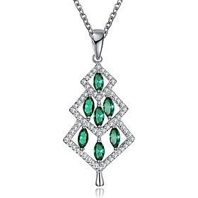 Inari Adorns A Zircon Christmas Necklace in The Shape of A Snowflake