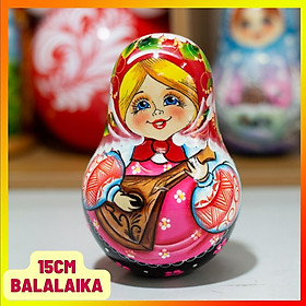 BÚP BÊ LẬT ĐẬT NGA SIZE 16CM VẼ HOA VĂN "CÔ BÉ ÔM ĐÀN BALALAIKA" CÓ CHUÔNG