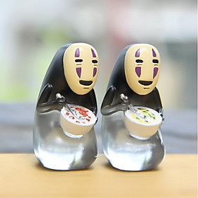 Mô hình Vô diện ngồi ăn mỳ sợi vàng dùng trang trí tiểu cảnh, terrarium, móc khóa, DIY