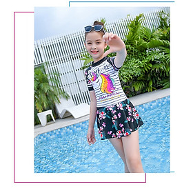 Đồ bơi bé gái liền thân họa tiết kì lân có size lớn (kèm nón bơi)