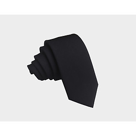 Carvat nam chất cotton mềm, mộc mạc, vintage,không bóng mịn, hoạ tiết trơn màu, màu đen cơ bản, dễ sử dụng, bản dây là bản trung, to vừa phải, rộng 6cm nên mang rất trẻ trung lịch sự, nhã nhặn, gọn gàng, thích hợp với nhiều người sử dụng hoặc làm quà tặng