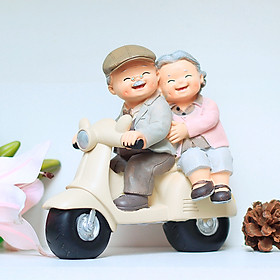 Tượng ông chở bà đi xe máy
