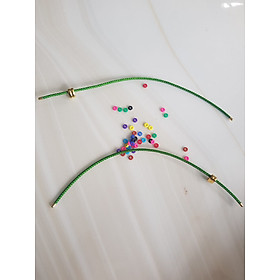 DÂY PHỐI VÒNG TAY MÀU XANH LÁ DẺO CO GIÃN CÓ 2 KHOEN VÀNG NỮ PHỐI VỚI HẠT LU ĐÁ TỰ NHIÊN CÁC LOẠI VÀO LÀM VÒNG ĐEO TAY KIỂU Ạ SIZE DÂY 3MM Ạ NỮ VỀ ĐỂ HẠT LU VÀO Ở GIỮA RÚT DÂY VÀO 2 LỖ KHOEN VÀNG TRÊN DÂY LÀ ĐEO ĐẸP Ạ