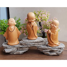 Mua Bộ 03 tượng chú tiểu yêu đời - mẫu áo nâu đứng đeo chuỗi 13cm kèm chân đế giả đá (tặng kèm 50 xu vàng mini)