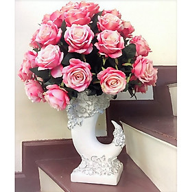 Bình hoa hồng nhung nghệ thuật tươi tắn yêu kiều tượng trưng cho tình yêu và hạnh phúc