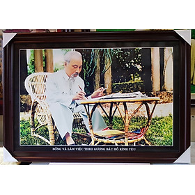 Mua TRANH BÁC HỒ NGỒI LÀM VIỆC TRONG VƯỜN HOA PHỦ CHỦ TỊCH ( KT 90*130cm)