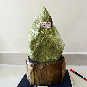 Mua Đá  Cây đá phong thủy tự nhiên cao 38cm  nặng 10 kg chất ngọc serpentine màu xanh lá mạ và bóng nặng cho người mệnh Mộc và Hỏa