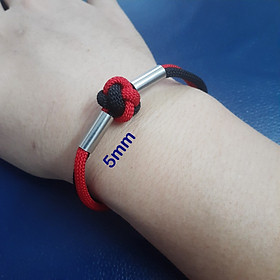 Vòng tay dây dù thái đôi đỏ, đen thắt nút tròn khóa thông minh tạo nên phong cách độc đáo cho người đeo