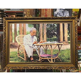 Mua Ảnh gốc Bác Hồ ngồi làm việc trong vườn hoa -IN197