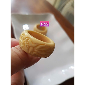 Chiếc Nhẫn Nam Giả Ngà hay Xương Mỹ Nghệ Bản Hẹ Chạm Rồng Ni 22mm Cao 14mm Dầy 5mm màu trắng Dành Cho Các Anh Nam đeo nhẫn ngón tay cái hay bất kỳ ngón tay nào ni lọt vừa tay là 22mm rẻ vẫn đẹp như thường ạ