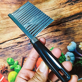 Mua Dao Chặn CẮT Rau Củ Gợn Sóng -Vuông INOX. DỤng cụ ĐA NĂNG dùng chặn cắt KHOAI TÂY  rau củ quả  bánh  thực phẩm tạo SÓNG DỄ THƯƠNG. Phù hợp mọi GIA ĐÌNH