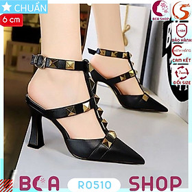 Giày cao gót nữ màu đen 6p RO510 ROSATA tại BCASHOP mũi nhọn, gót vuông nhỏ, đính nhiều khối kim loại mạ vàng sang trọng