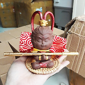 Tượng Mỹ Hầu Vương (gồm tượng nón giáp + gậy + áo choàng + đế) màu nâu chấp tay