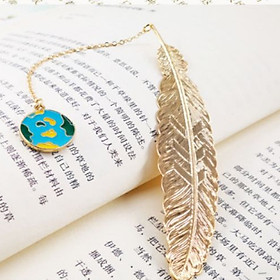 Bookmark Kim Loại Đánh Dấu Sách Hình Lông Vũ Dây Treo - Trái Đất