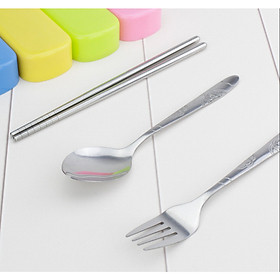 Mua BỘ THÌA DĨA ĐŨA INOX – BỘ ĐỒ ĂN CÓ HỘP ĐỰNG ( GIAO MÀU NGẪU NHIÊN )