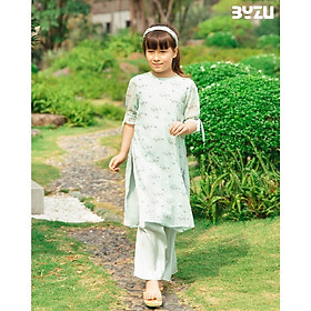 Áo dài bé gái BYZU thiết kế cách tân, cổ tròn 4 tà chất vải lụa và voan tơ hoa nhí (Bích Diệp)