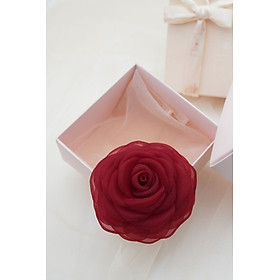 Hoa cài thủ công cao cấp bông hoa hồng voan đỏ đô