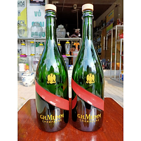 Chai thủy tinh xanh họa tiết hoang gia trang trí.