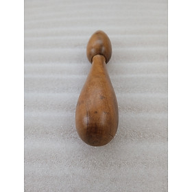 Dụng cụ massage N H home bằng gỗ thơm hình cái dùi.