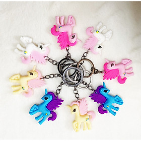 01 móc khóa con ngựa có cánh ( giao màu ngẫu nhiên )